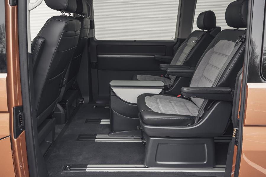 Интерьер Volkswagen Caravelle (T6.1) 2020 года  (UK) (фото 26 из 38)